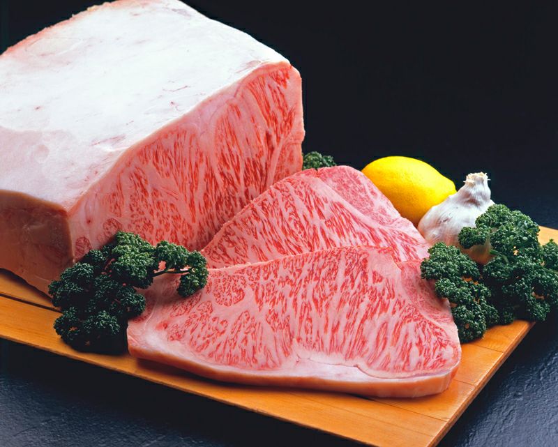 霜降りが美しい黒毛和牛サーロインの断面。やわらかな食感の焼き上がり例